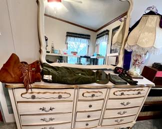 Beautiful Dresser w/Mirror