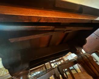 hidden leaf to make the table larger