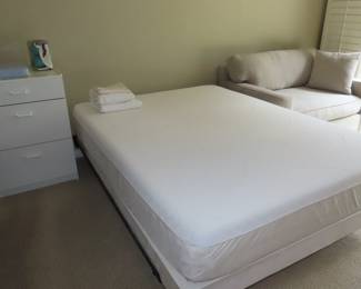 Queen size Pepurpedic mattress set.