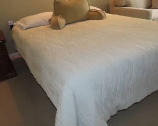 Queen sizebed.
