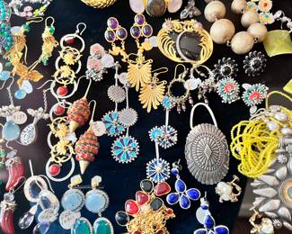 !•!ATTENTION!•! This home is equipped with a monitored alarm system and surveillance equipment. Any and all (if present) higher end items, jewelry and precious metals have been removed and will be brought in on the morning of sale.. thank you!