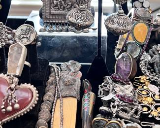 !•!ATTENTION!•! This home is equipped with a monitored alarm system and surveillance equipment. Any and all (if present) higher end items, jewelry and precious metals have been removed and will be brought in on the morning of sale.. thank you!