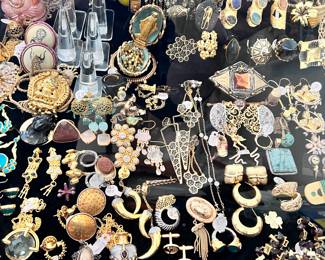 !•!ATTENTION!•! This home is equipped with a monitored alarm system and surveillance equipment. Any and all (if present) higher end items, jewelry and precious metals have been removed and will be brought in on the morning of sale.. thank you!