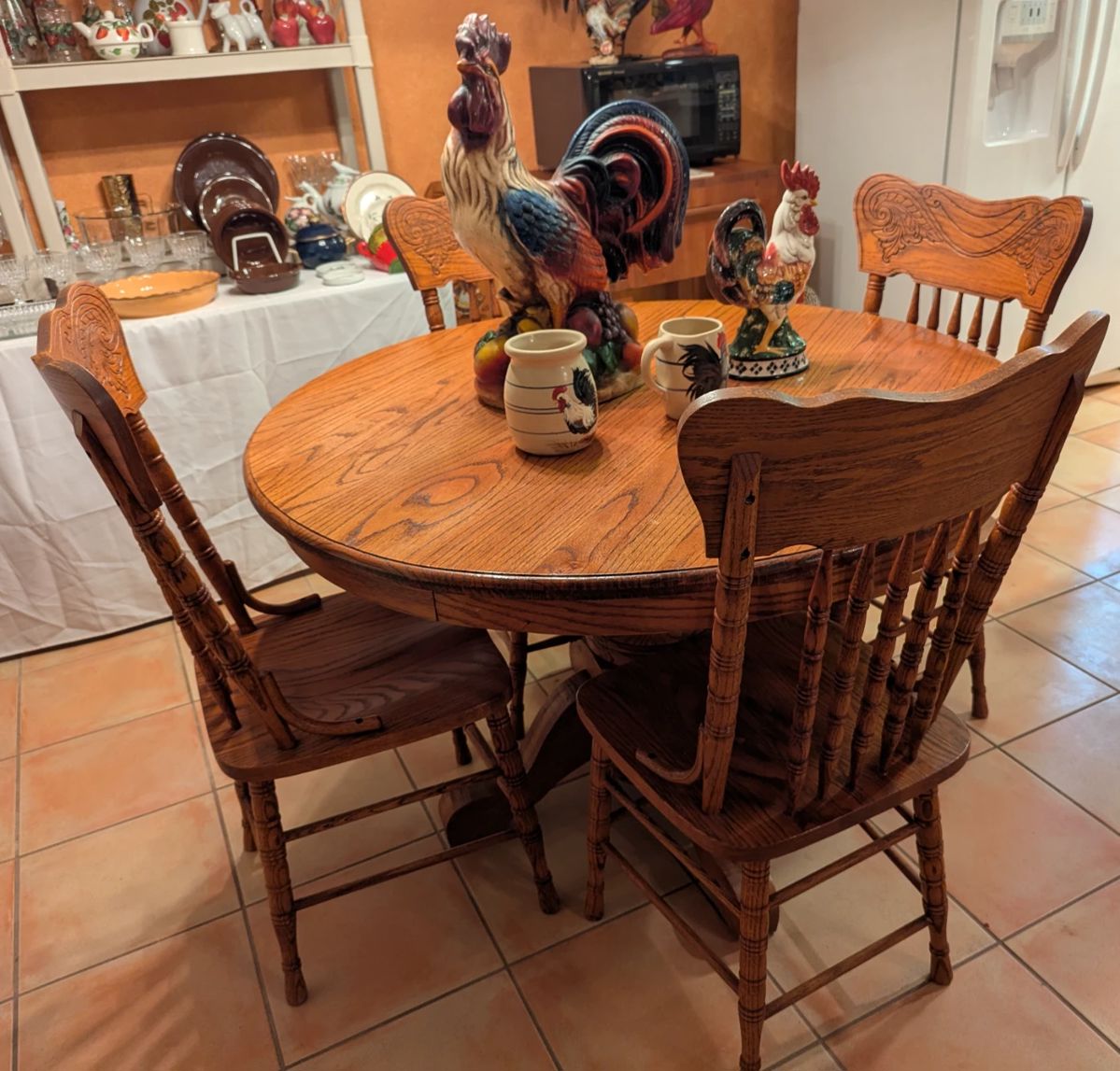 Oak pedestal table and 4 chairs, Rooster figures