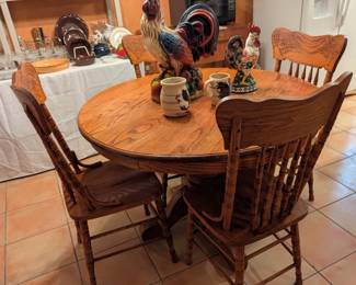 Oak pedestal table and 4 chairs, Rooster figures