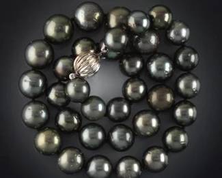 Ladies Tahitian Pearl Necklace 