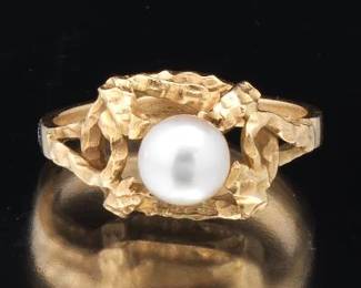 Ladies Gold and Pearl Ring 