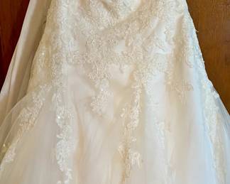 Ivory Strapless Wedding Gown (16W)
