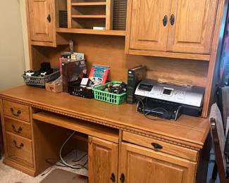Office desk w/hutch