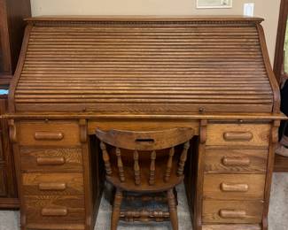 Roll top desk. Excellent Condition!