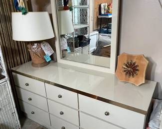 Contemporary 9-drawer dresser w/mirror and 2 nightstands