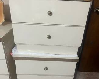 Contemporary 9-drawer dresser w/mirror and 2 nightstands