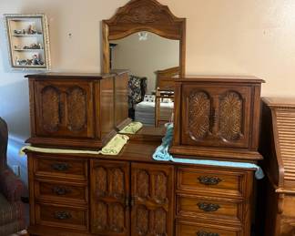 Long dresser w/mirror, pair of matching nightstands