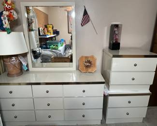Contemporary 9-drawer dresser w/mirror and 2 nightstands