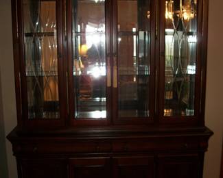 Lighted China Cabinet / Universal Furniture