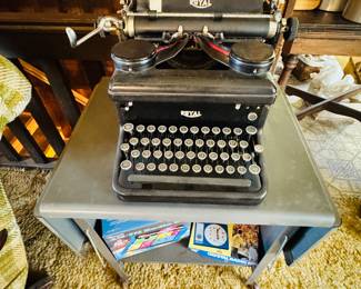 Royal Typewriter, Typewriter Table