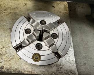 Four jaw chuck for clausing lathe