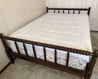 Full Size Wood Spindle Bed