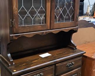 CHINA CABINET / HUTCH