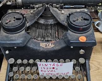 VINTAGE TYPEWRITER