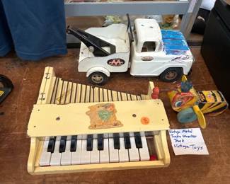 VINTAGE METAL TONKA TRUCK / VINTAGE TOYS