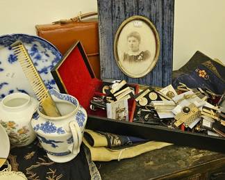 Smalls & collectibles