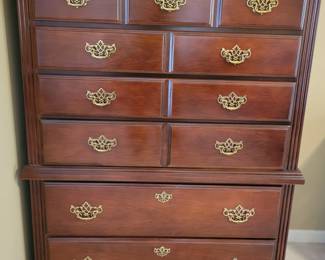 BROYHILL CHEST OF DRAWERS $100