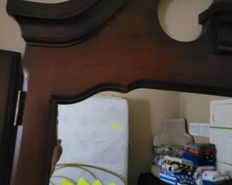 BROYHILL QUEEN ANNE STYLE DRESSER AND MIRROR $125