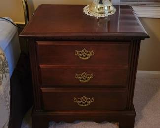 BROYHILL NIGHT STAND $40