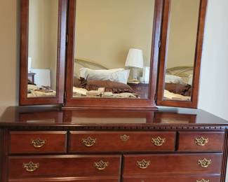 BROYHILL QUEEN ANNE STYLE DRESSER AND MIRROR $125