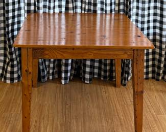 Antique heart, pine taper leg table
Measurements: 40x40 
Quantity : 2