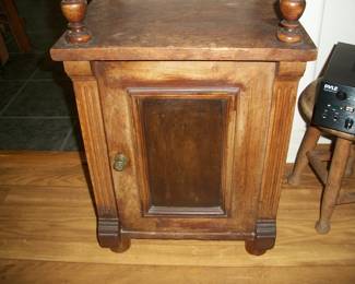 Small Wood 1 door cabinet