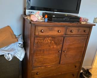 Nice condition chest of drawers. 