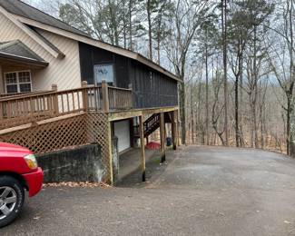 Lots of driveway parking 