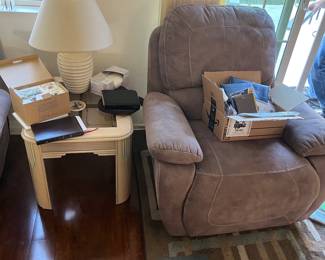 Single recliner that goes with anything 
