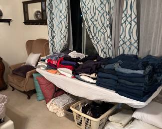 SO much clothes of all kinds. The jeans consists of wrangler and vintage denim 