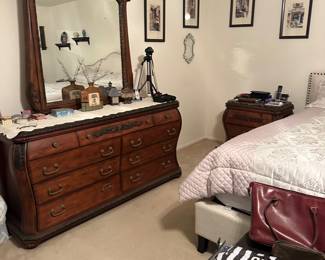 Dresser w/ mirror 