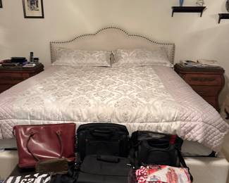 King sized w/ memory foam mattress 