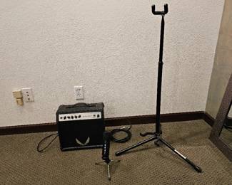 213 DeanBassola10GuitarAmpMicrophoneStagelineGuitarStand