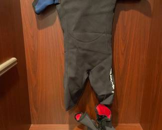 218 LemorechNeopreneSuitBPSGlovesandAquaLungShoes