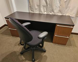 221 LargeFourDrawerDeskOfficeChair