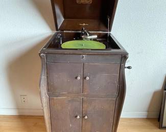 15 VictrolaTalkingMachineVV100WithRecords   