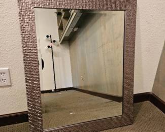 209 WallMirrorInShinySilverCubeFrame