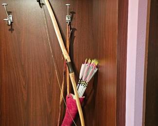 123 WillapaBowsRecurveBowAndQuiverFullOfArrows   