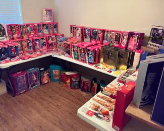 And a bedroom FULL OF BARBIES!!