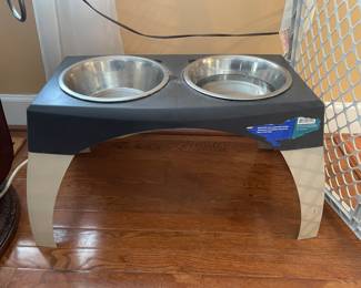 Pet food bowl
