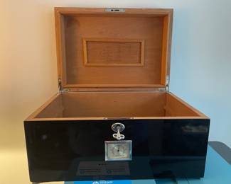 Cigar humidor