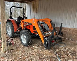 AGCO TRACTOR AND LOADER