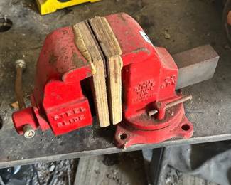 THE RIDGE TOOL VISE
