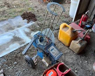 SKEET THROWER WITH SKEETS